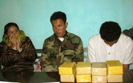 Bắt giữ thùng mì tôm chứa 20 bánh heroin