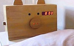 Báo thức bằng... thịt hun khói
