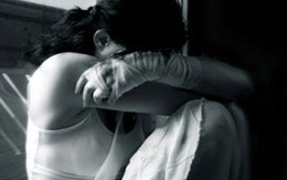 Bé gái 14 tuổi bị xâm hại khi... xin nước uống