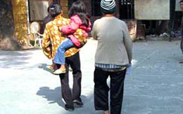 Nỗi đau xé lòng người mẹ có con gái bị hãm hại