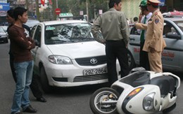 Taxi Mai Linh tông xe CSGT truy đuổi