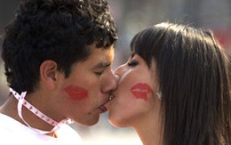 Video: Phá kỷ lục… hôn vào ngày Valentine