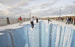 Vực thẳm... trên vỉa hè