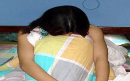 Đang xem ti vi, bị bạn trọ cưỡng hiếp