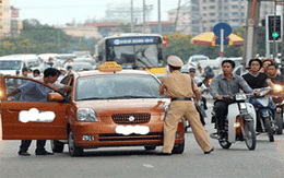 Cảnh sát giao thông bị taxi kéo lê trên đường