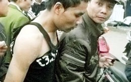Giật dây chuyền, nhảy xuống sông, bị bắt sống