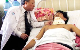 Bộ trưởng Bộ Y tế thăm các nạn nhân vụ tai nạn thảm khốc ở đèo Lò Xo 