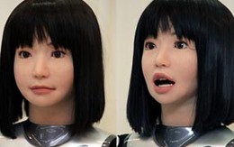 Siêu mẫu robot trên sàn catwalk