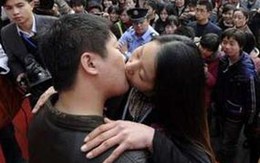 Hôn nhau suốt 1 giờ 15 phút