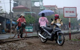 "Vô tư" xâm phạm hành lang đường sắt