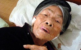 Cụ bà 91 tuổi bị cắt tai, cướp vàng