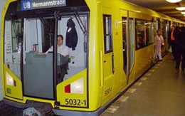 Bé 5 tuổi lái tàu điện ngầm qua 34 trạm