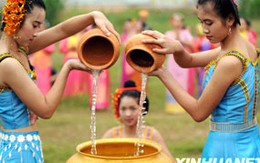 Ảnh: Hàng nghìn người tham gia Tết té nước