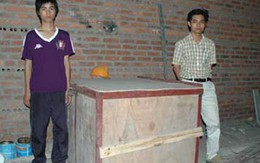 “Đại gia” nhốt sinh viên vào thùng gỗ đòi tiền chữa “Mẹc”