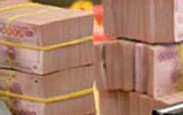 Nhặt tiền giả, mất tiền thật