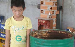 Một bé gái bị cạo trọc, nhốt vào thùng phuy