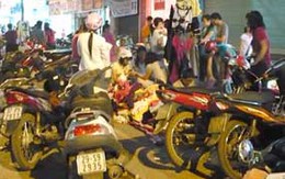 Hàng vỉa hè hút khách