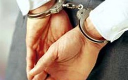 Đột nhập, núp gác xép để... hiếp