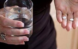 Vì sao nên uống thuốc với nhiều nước?