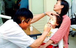 Trẻ suýt chết vì bố mẹ tự cho dùng thuốc 
