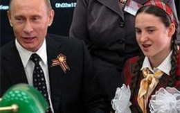 Putin song ca cùng nữ sinh
