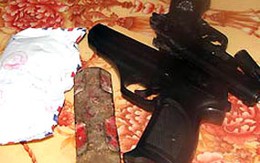 Nữ tặc đi cướp vàng bằng... súng nhựa