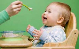 Cách tập cho bé làm quen với món cá