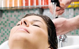 Gội đầu nước lạnh gây hại thần kinh