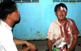 Phụ xe buýt đập vỡ đầu "thượng đế"