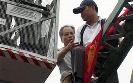 'Giúp' người muốn tự tử bằng cách... đẩy họ xuống cầu