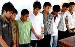 Bị đuổi học, rủ băng nhóm về trường cũ đập phá