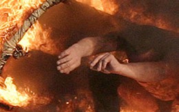 Tưới xăng tự thiêu để phản đối cảnh sát