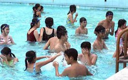 Bể bơi mùa hè - "Ổ" hóa chất và dịch bệnh
