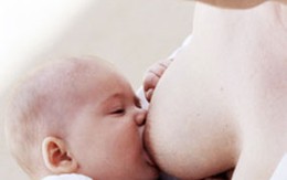 Sữa mẹ có thể lẫn mủ nếu núm vú bị nứt, viêm