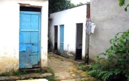 Lẻn vào nhà vệ sinh nữ để cướp