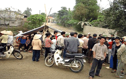 Lại "cấm vận gái làng": 300 người vây đánh trai làng khác