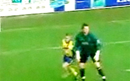VIDEO: Bàn thắng... láu cá nhất thế giới