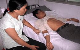 Nhân viên bến phà đánh “hội đồng” hành khách trọng thương