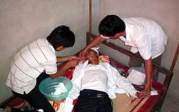 Thua trận bóng, cha con thầy hiệu trưởng đánh người trọng thương 
