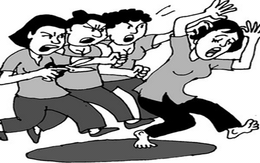 Cắt tóc, cắt quần "tình địch" giữa ngã ba