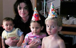 Bác sĩ riêng là cha đẻ của hai con Michael Jackson?
