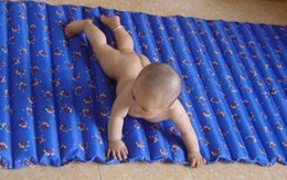 Cho trẻ nằm đệm nước, tiện nhưng dễ nhập viện