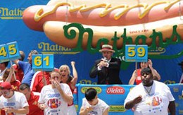 Ăn 68 chiếc hotdog trong 10 phút
