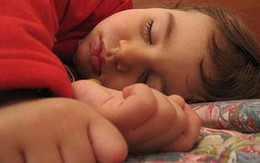 Trẻ đái dầm khi ngủ dễ bị ngạt thở
