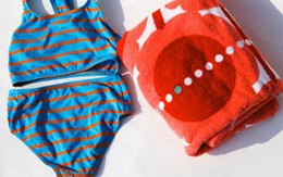 Xiết cổ bằng… bikini