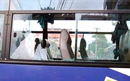 Ném vỡ kính vì không được lên xe buýt