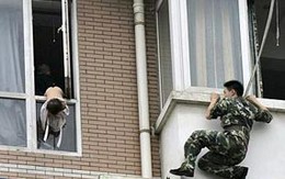 Ảnh: Giải cứu bé 2 tuổi bị bố ném qua cửa sổ tầng 8