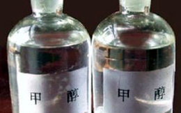 Bị đuổi khỏi nhà, "tặng" chồng lọ a xít