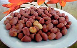 Suýt chết vì hóc lạc rang và bánh xốp