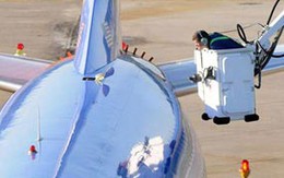 Máy bay chở khách Mỹ bị thủng trên không